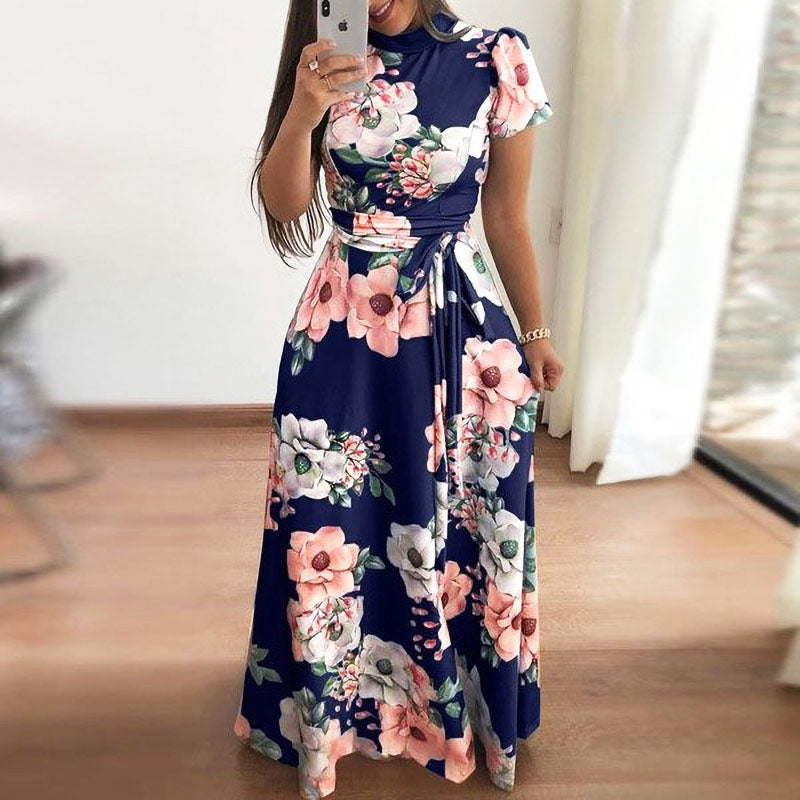 Damen Maxikleid mit Blumenmuster, blau, kurzärmelig, Sommermode, elegantes Design.