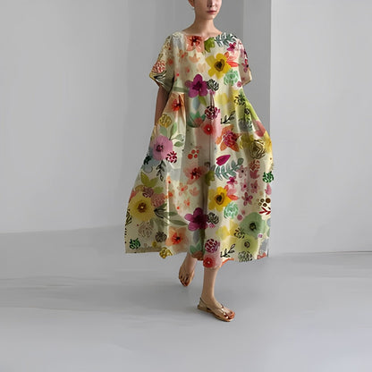 Frau in langem, geblümtem Sommerkleid, pastellfarben, barfuß, minimalistischer Hintergrund.