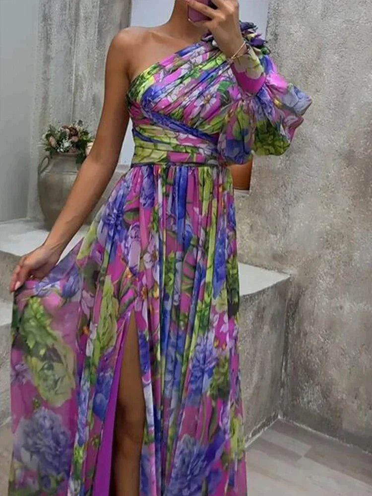 Frau in einem schulterfreien, bunten Blumenkleid mit hohem Schlitz, elegantes Abendmode-Outfit.