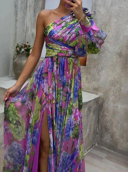 Frau in einem schulterfreien, bunten Blumenkleid mit hohem Schlitz, elegantes Abendmode-Outfit.
