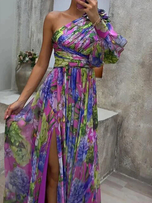 Frau in einem schulterfreien, bunten Blumenkleid mit hohem Schlitz, elegantes Abendmode-Outfit.
