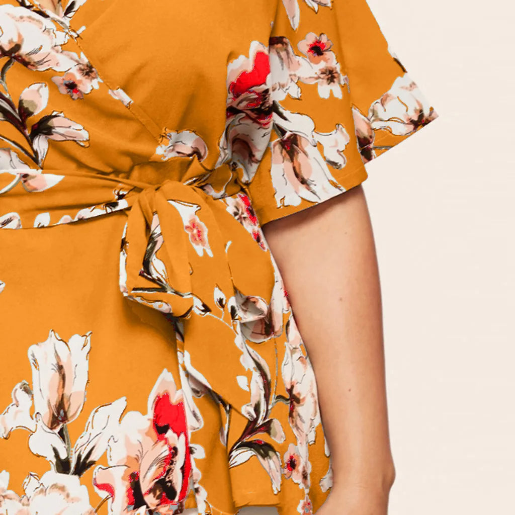 Gelbes Wickelkleid mit Blumenmuster, Kurzarm, elegantes Design, ideal für Sommermode.