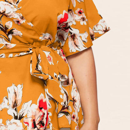 Gelbes Wickelkleid mit Blumenmuster, Kurzarm, elegantes Design, ideal für Sommermode.