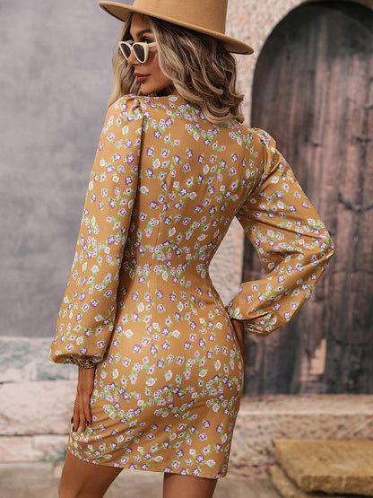 Frau in gelbem Blumenkleid mit Sonnenbrille und Hut, modisch, stilvoll, Sommermode.