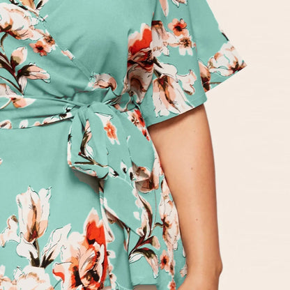 Grünes Wickelkleid mit Blumenmuster, kurze Ärmel, elegantes Design, Damenmode.