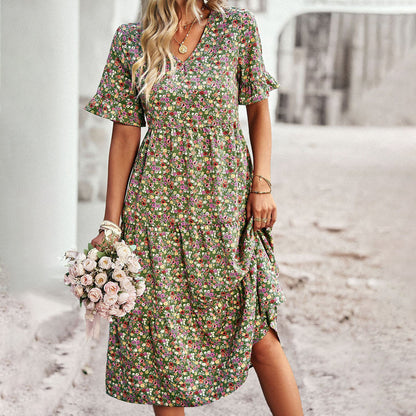 Frau in geblümtem Sommerkleid mit Blumenstrauß, grün, modisch, elegant, Freizeitkleidung.