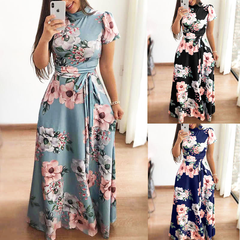 Damen Maxikleid mit Blumenmuster, kurzärmelig, in Blau, Schwarz und Hellblau, Sommermode.