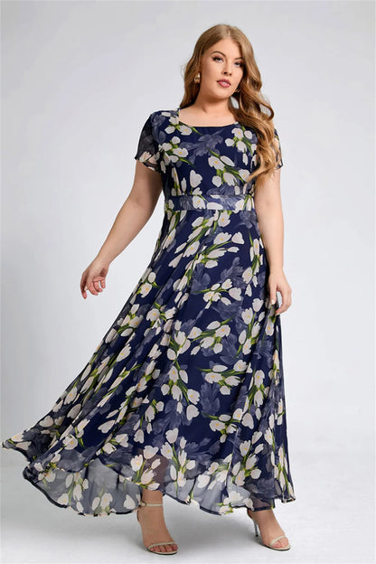 Frau in langem, geblümtem Kleid, blau-weiß, Plus-Size, elegantes Abendkleid, Modefotografie.
