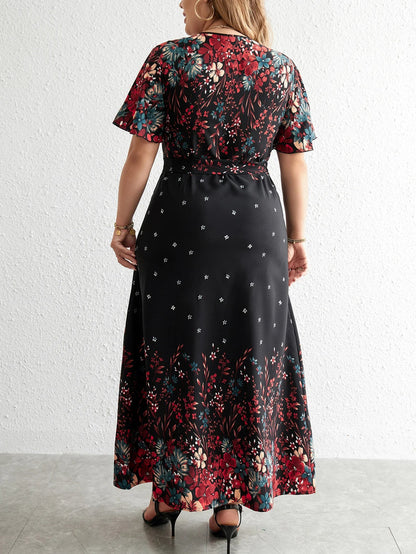 Frau in langem, geblümtem Kleid, schwarz-rot, Rückansicht, elegantes Design, Mode.