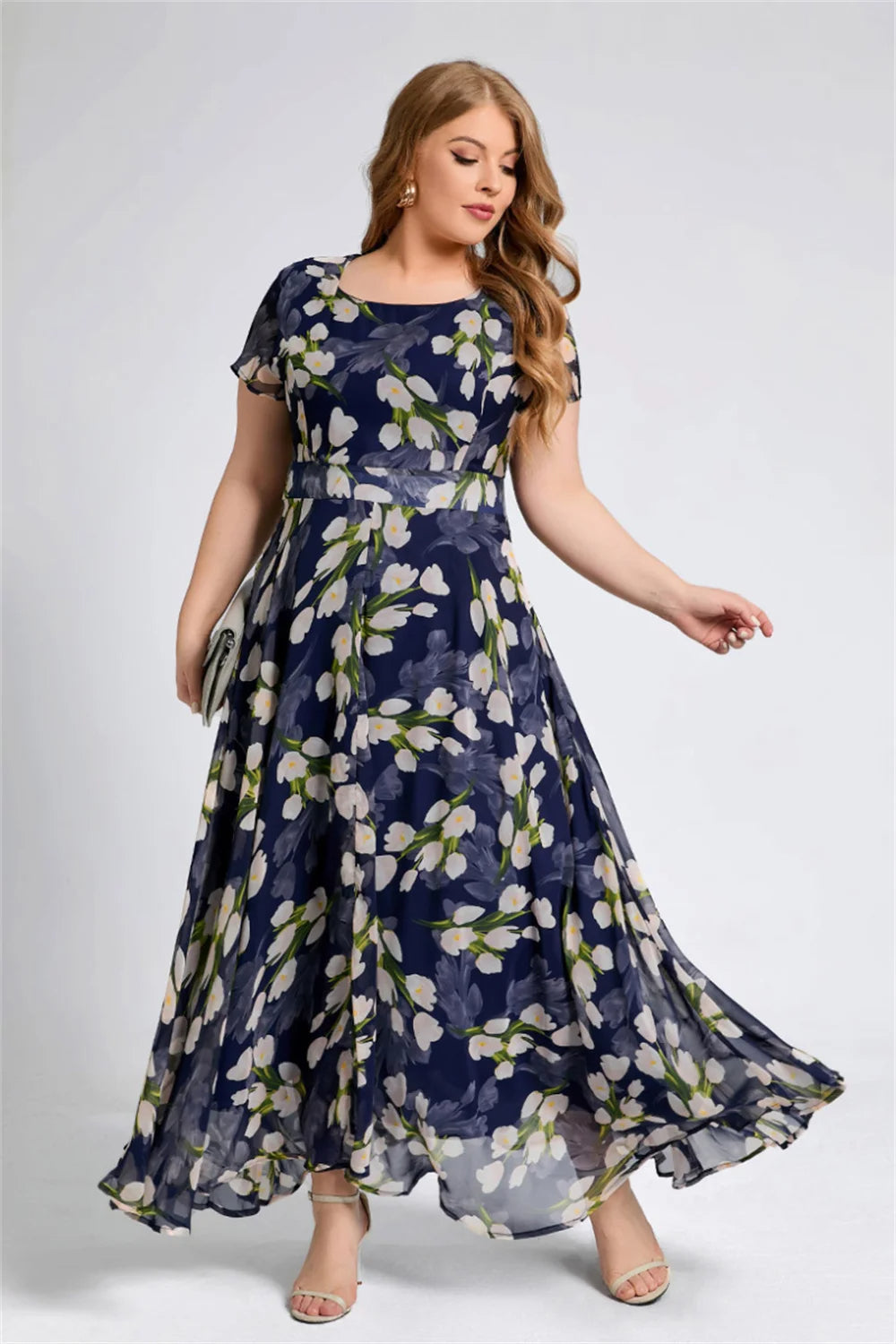 Frau in blauem, geblümtem Maxikleid, elegant, Sommermode, Plus-Size, Abendkleid.