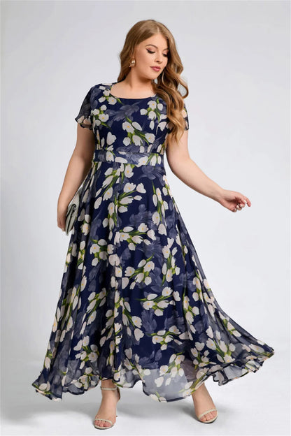 Frau in blauem, geblümtem Maxikleid, elegant, Sommermode, Plus-Size, Abendkleid.
