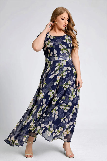 Frau im langen, blauen Blumen-Maxikleid, elegant, Sommermode, Plus-Size, Abendkleid.