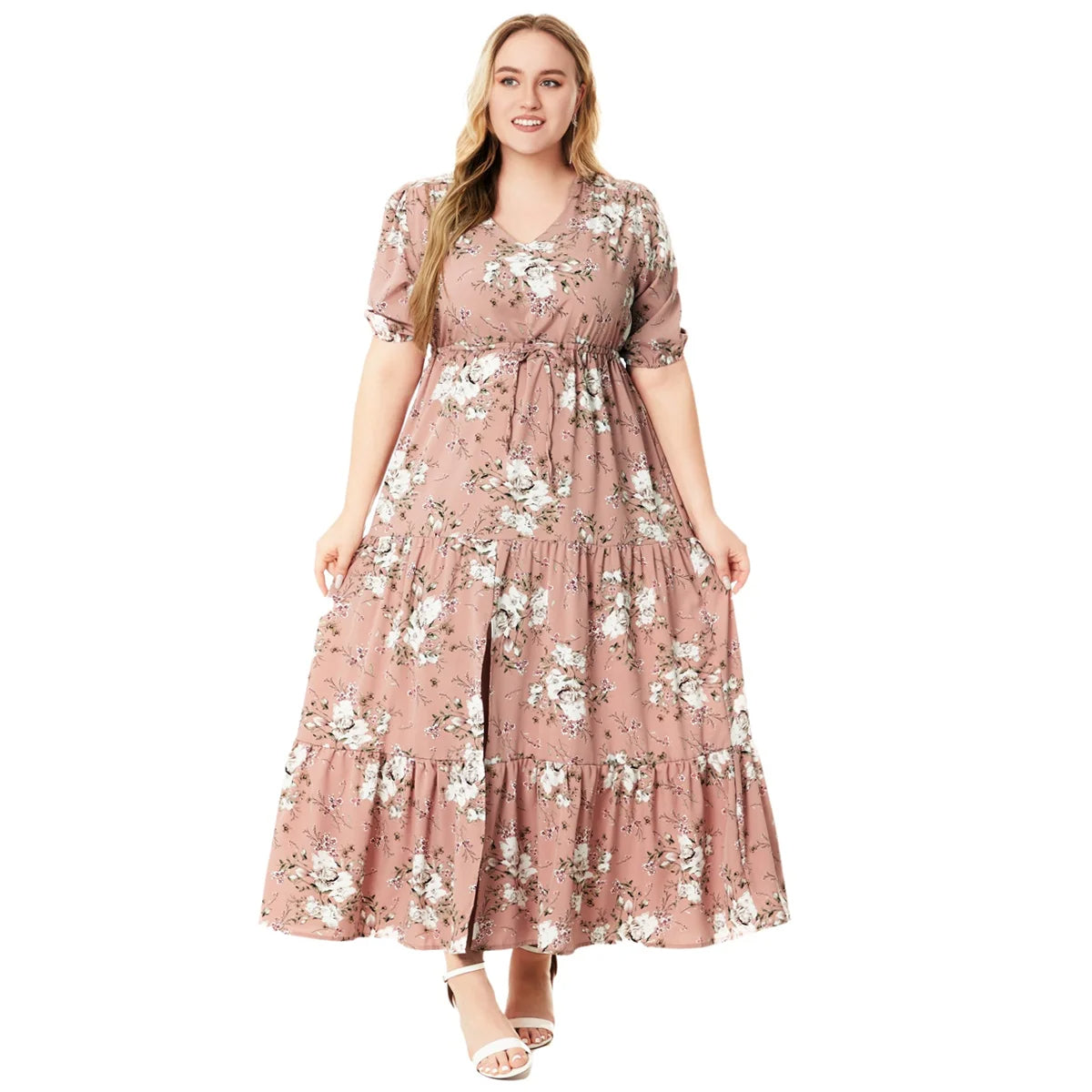 Frau in rosa geblümtem Maxikleid, V-Ausschnitt, kurze Ärmel, Sommermode, Plus-Size-Kleidung.