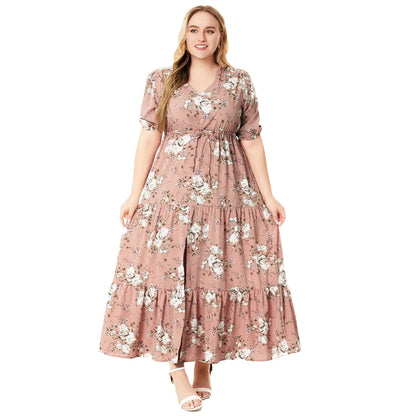 Frau in rosa geblümtem Maxikleid, V-Ausschnitt, kurze Ärmel, Sommermode, Plus-Size-Kleidung.