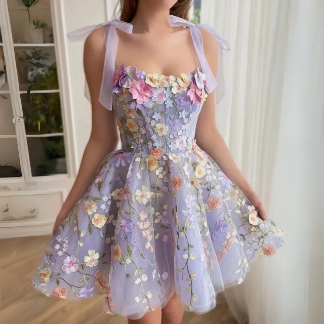 Lila Blumen-Sommerkleid mit Stickerei, ärmellos, knielang, romantisch, Damenmode.