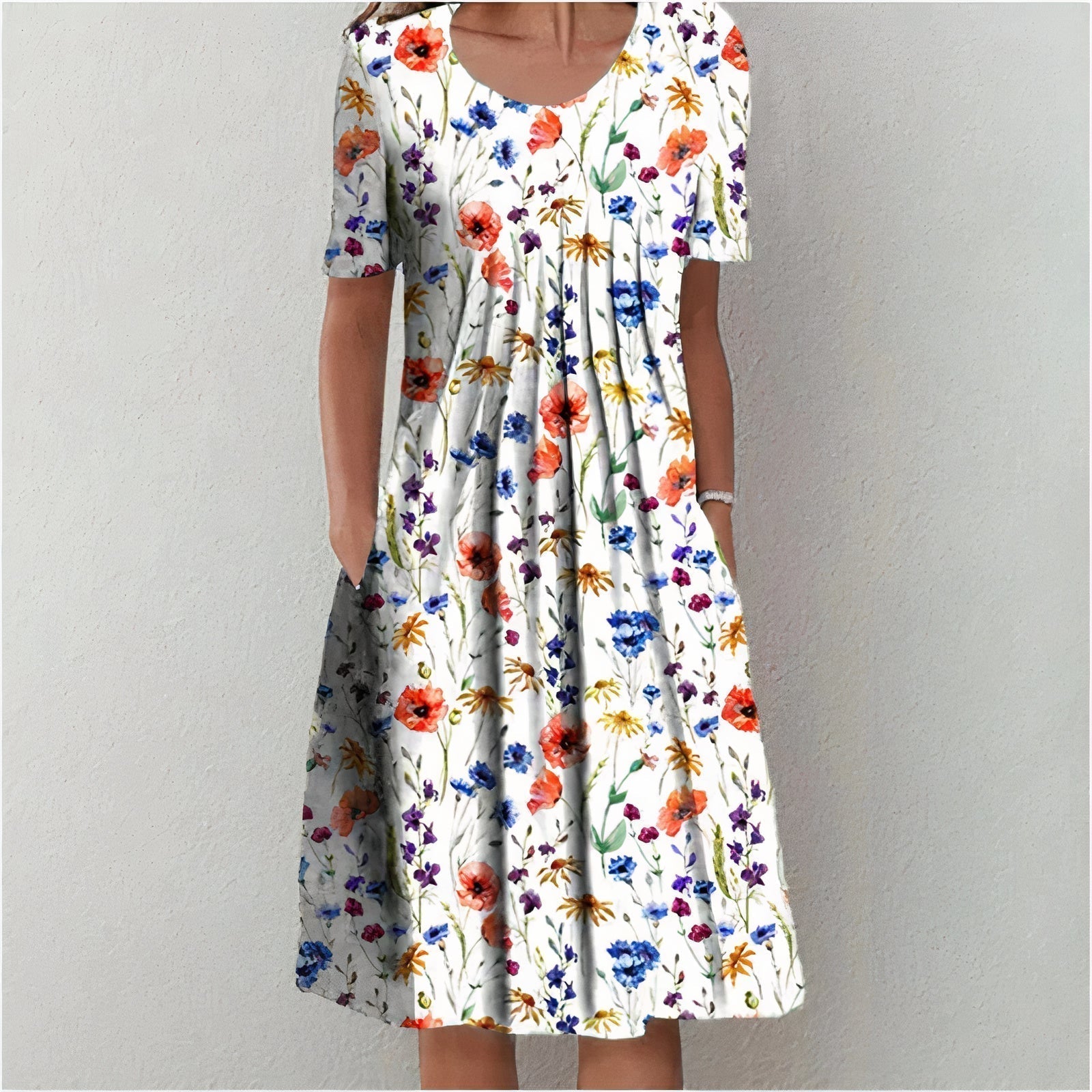 Frau in weißem Blumenkleid mit kurzen Ärmeln, Sommermode, florales Design, Freizeitkleidung.