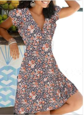 Frau in geblümtem Sommerkleid, V-Ausschnitt, kurzärmelig, orange-blaues Muster.