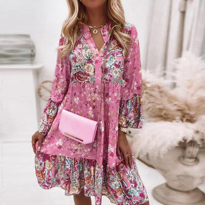 Frau in rosa geblümtem Kleid mit rosa Tasche, modisch, elegant, Freizeitkleidung, Damenmode.