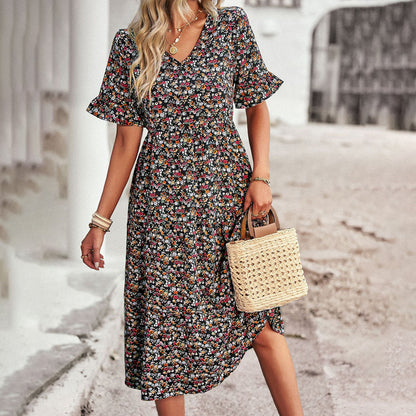 Frau in geblümtem Sommerkleid mit Strohtasche, modisch, elegant, draußen, lässiger Stil.