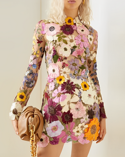 Frau in geblümtem Minikleid mit beiger Tasche, modisch, elegant, Blumenmuster, Party-Outfit.