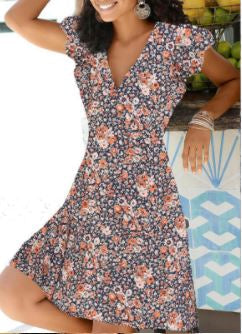 Frau in geblümtem Sommerkleid, V-Ausschnitt, kurzärmelig, Freizeitmode, draußen.