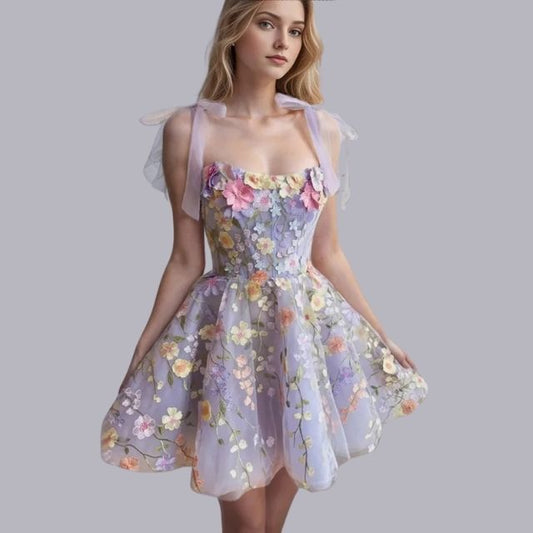 Frau in einem blumigen, ärmellosen Kleid aus Tüll, pastellfarben, elegantes Design.