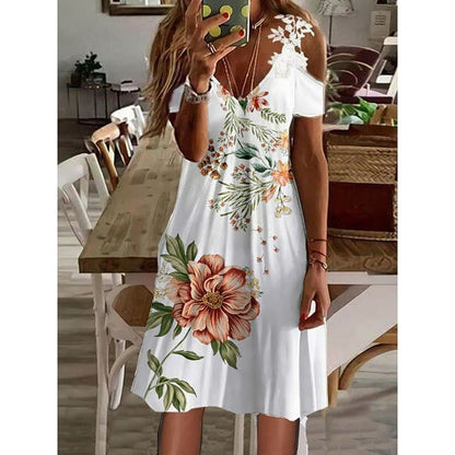 Frau in weißem Sommerkleid mit Blumenmuster, schulterfrei, lässig, modisch, im Innenraum.