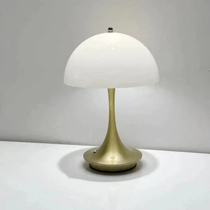 Goldene Tischlampe mit weißem Schirm, modernes Design, ideal für Wohnzimmerbeleuchtung.