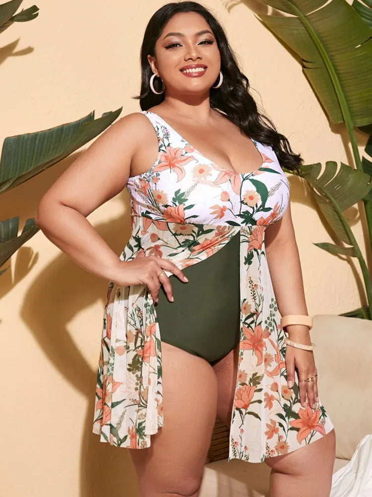 Frau im floralen Badeanzug mit Überwurf, Plus-Size, tropischer Hintergrund, Sommermode.