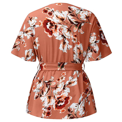 Blumige Damenbluse, kurzärmelig, orange, mit Gürtel, florales Muster, Sommermode.