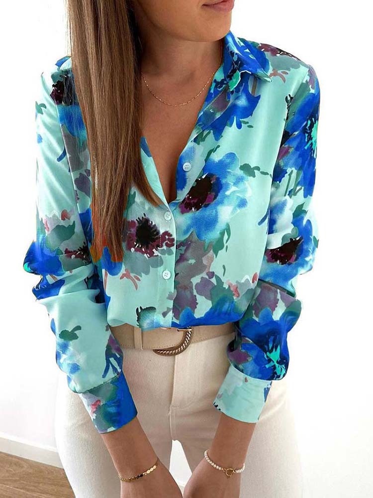 Frau trägt blau geblümte Bluse, lange Ärmel, elegantes Design, modische Damenbekleidung.