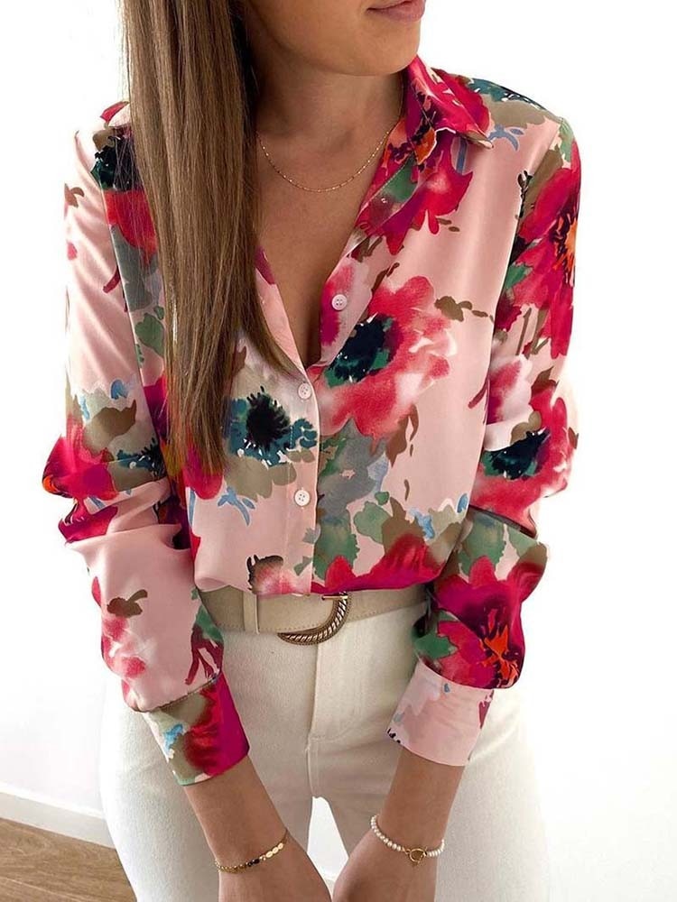 Frau in rosa Blumenbluse, Langarm, V-Ausschnitt, modisch, elegant, Damenmode, Frühlingsoutfit.