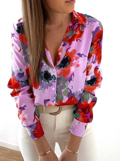 Frau in bunter Blumenbluse, lila und rot, langärmelig, modisch, elegant, Damenmode.