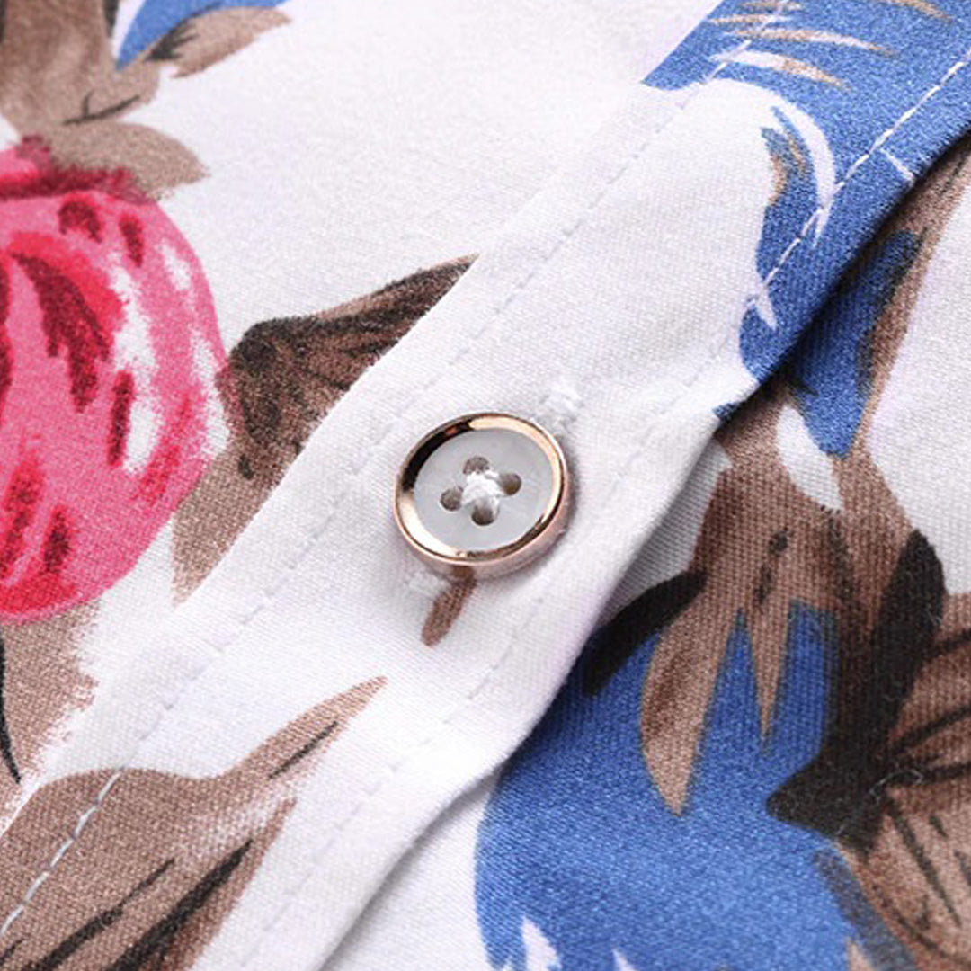 Nahaufnahme bunte Blumenbluse, weißer Stoff, Knopfdetail, modisches Damenbekleidungsdesign.