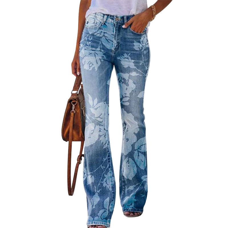 Frau in blauer Blumen-Jeans mit Schlag, braune Tasche, weißes T-Shirt, modisch, lässig.