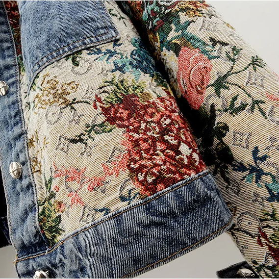 Jeansjacke mit floralen Stickereien, bunte Blumenmuster, Damenmode, modisch, detailreich.