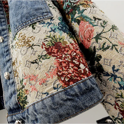 Jeansjacke mit floralen Stickereien, bunte Blumenmuster, Damenmode, modisch, detailreich.
