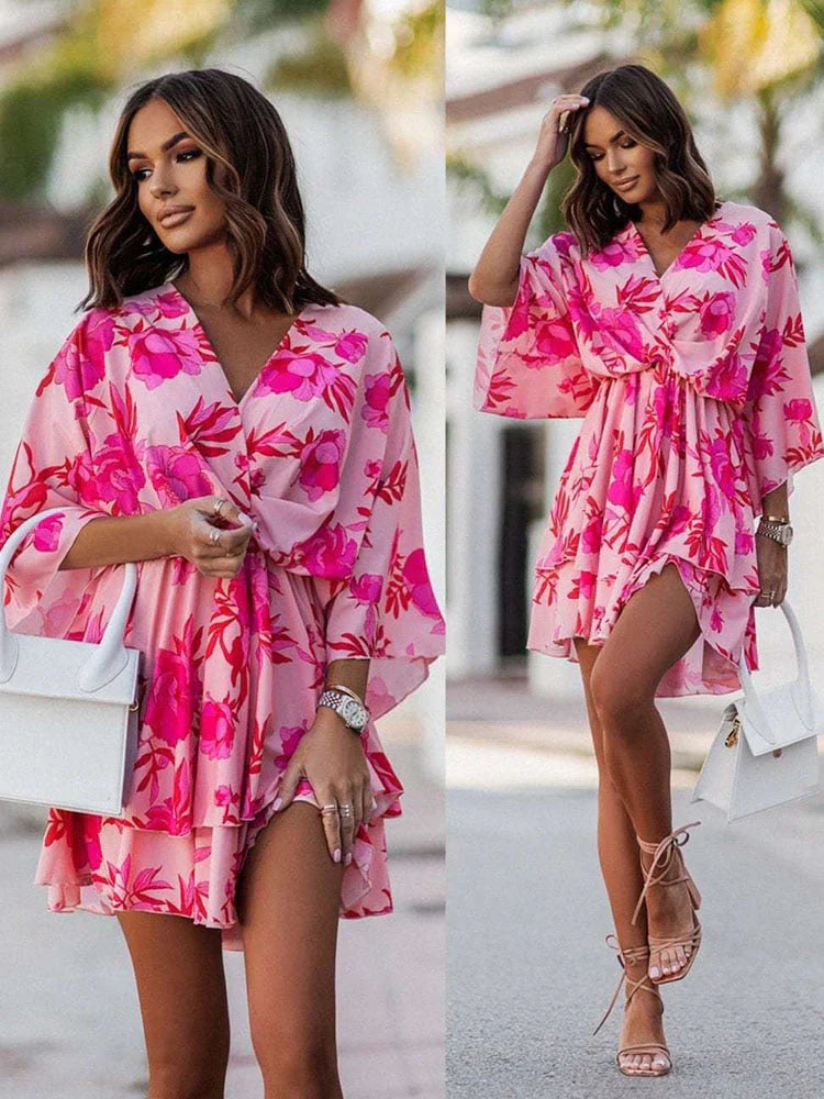 Frau in rosa geblümtem Kleid, Sommermode, elegantes Design, weißer Tasche, Sandalen.