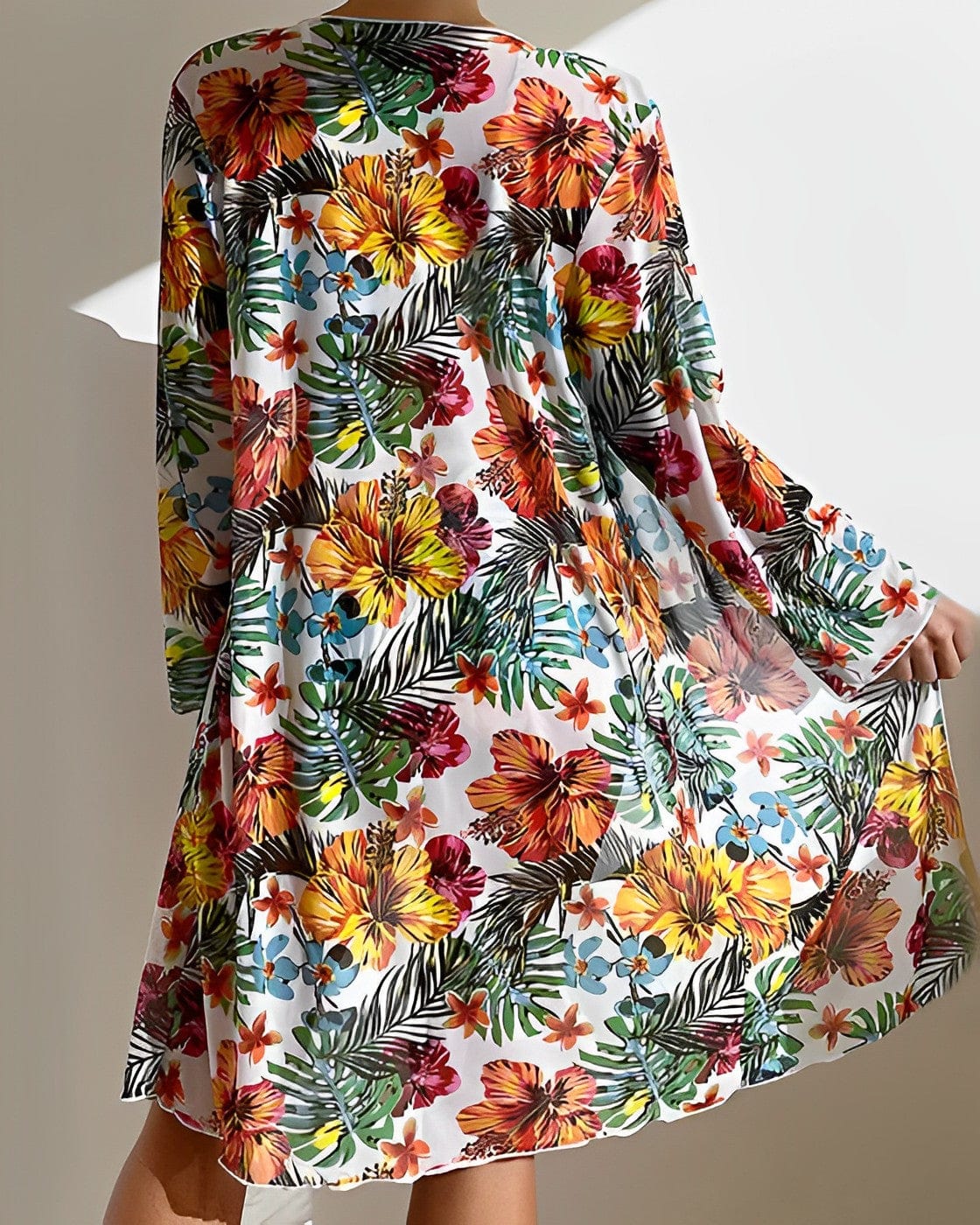 Frau in geblümtem Sommerkleid, tropisches Muster, bunte Blumen, modisch, luftig, elegant.