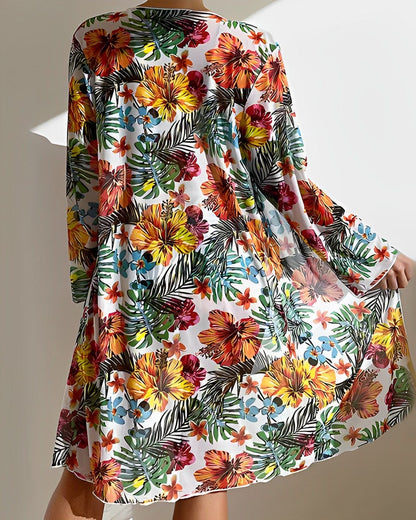 Frau in geblümtem Sommerkleid, tropisches Muster, bunte Blumen, modisch, luftig, elegant.