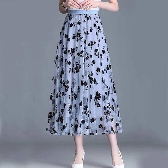 Damen-Mesh-Rock, blau mit schwarzen Blumen, elegant, Midi-Länge, modisch, Freizeitkleidung.