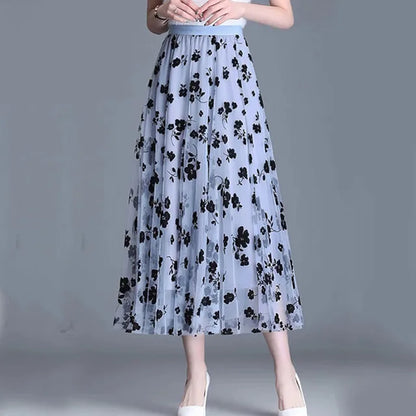 Damen-Mesh-Rock, blau mit schwarzen Blumen, elegant, Midi-Länge, modisch, Freizeitkleidung.