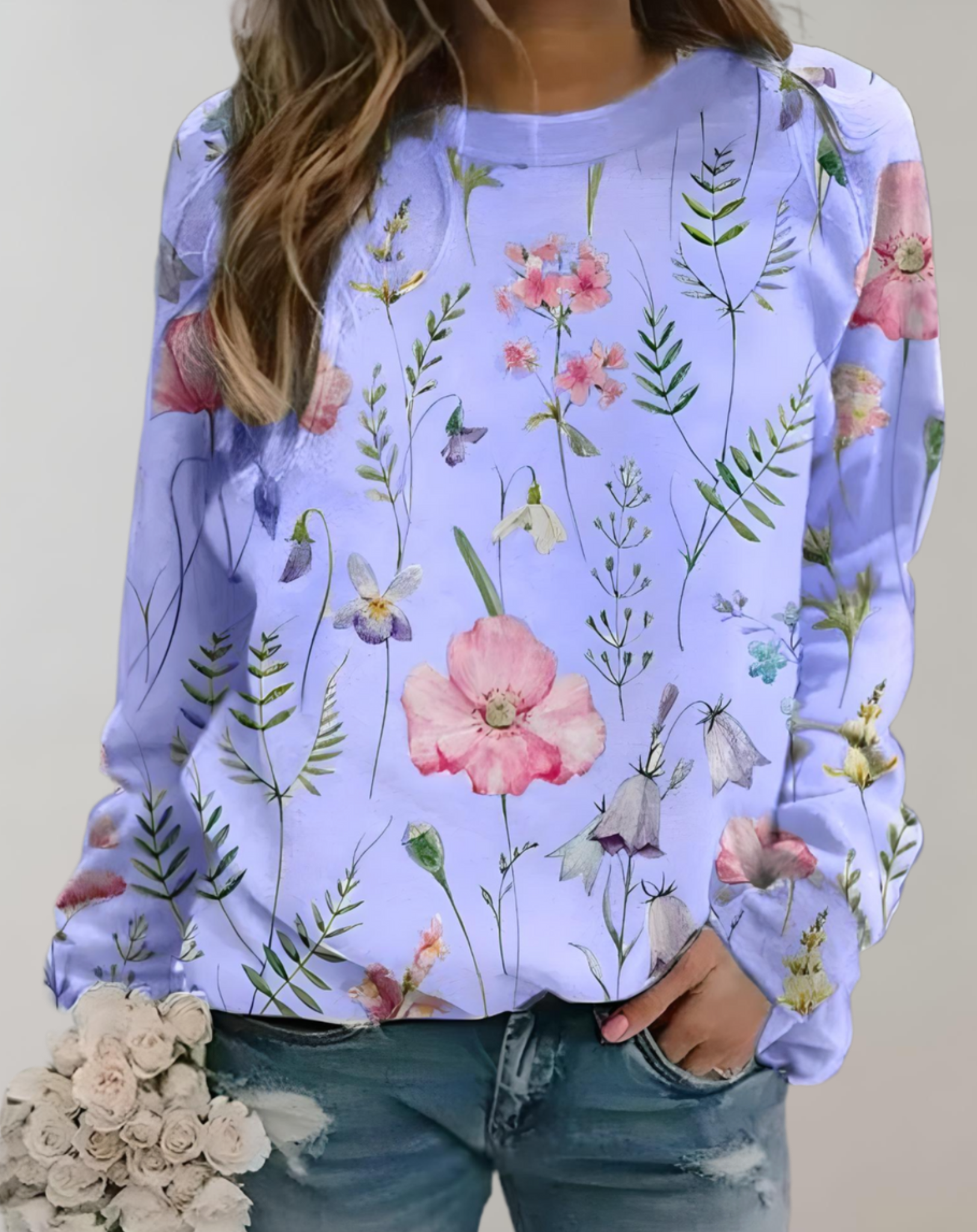 Frau in lila Blumenpullover, Jeans, hält weißen Blumenstrauß, modisch, lässig, Frühling.