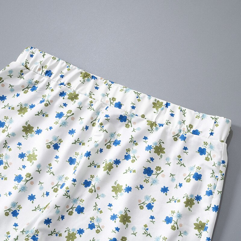 Weiße Damenhose mit blau-grünem Blumenmuster, elastischer Bund, Sommermode, Baumwolle.