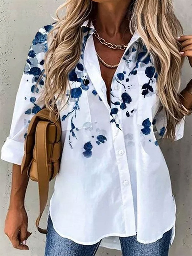 Damenbluse weiß mit blauen Blumen, lässig, langärmelig, Baumwolle, modisch, Freizeitlook.