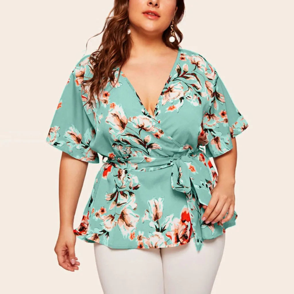 Damenbluse mit Blumenmuster, Wickeloptik, türkis, Kurzarm, Plus Size Mode.