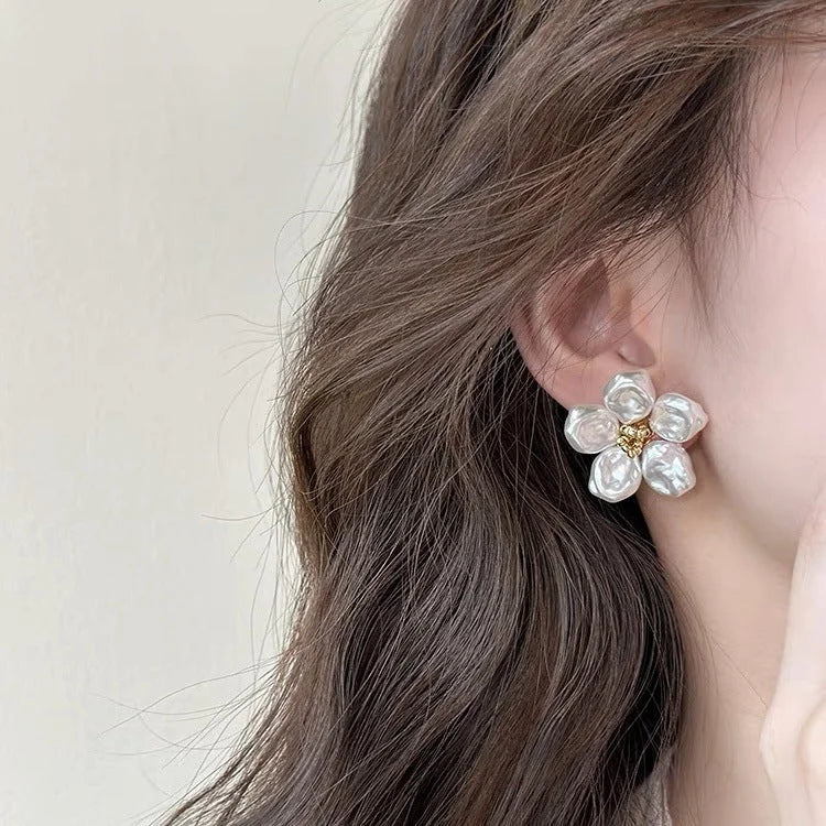 Blumenförmiger Ohrring aus Perlen, modisches Accessoire, Damen, elegant, Schmuck, Geschenkidee.