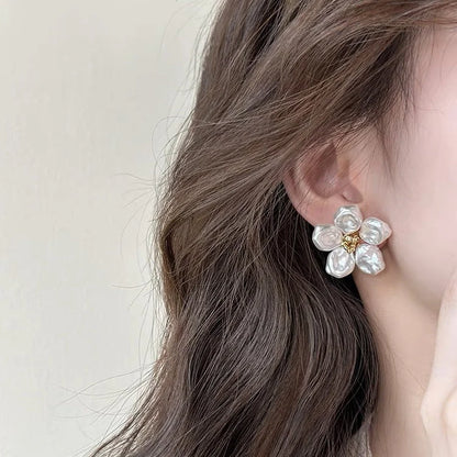 Blumenförmiger Ohrring aus Perlen, modisches Accessoire, Damen, elegant, Schmuck, Geschenkidee.