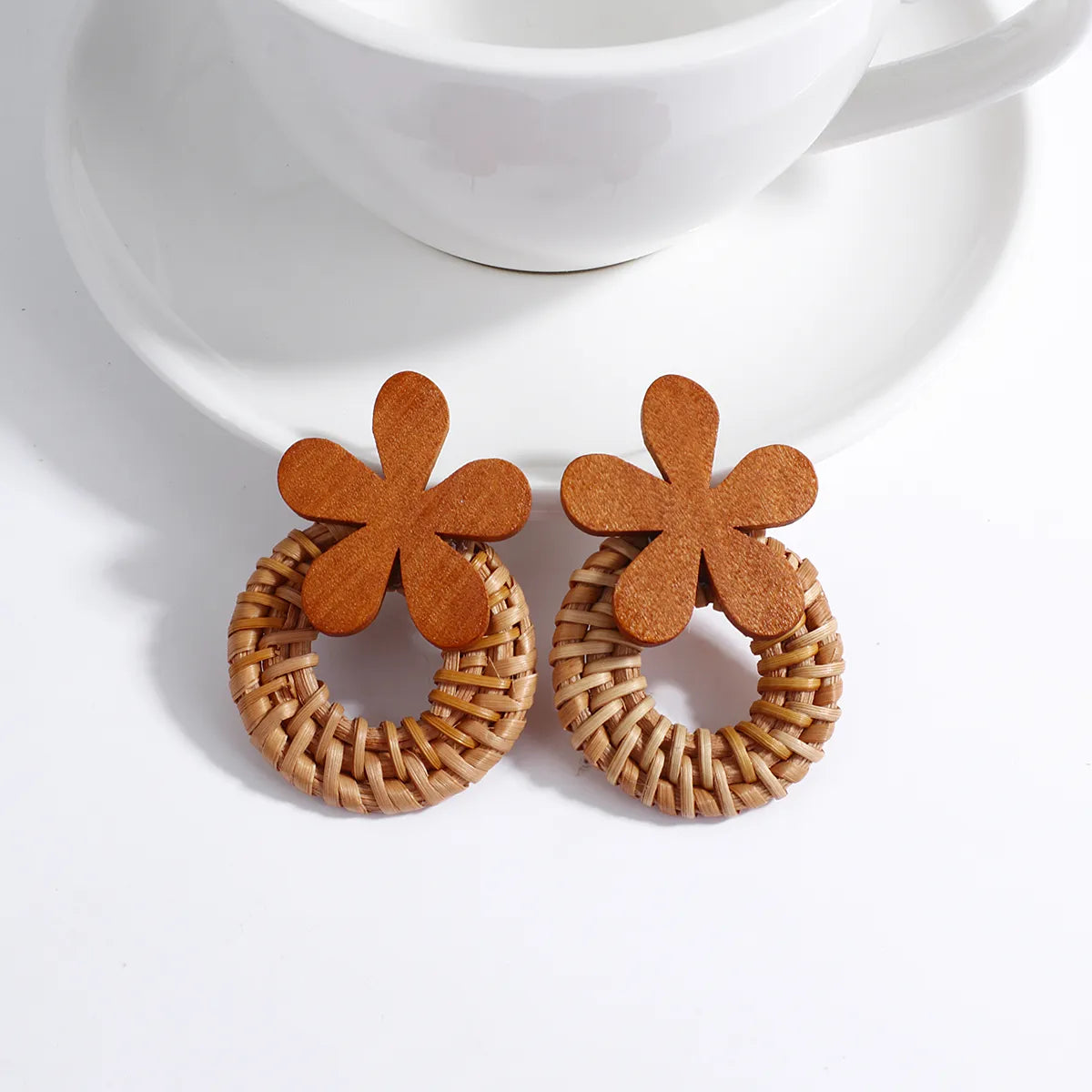 Rattan-Ohrringe mit Blumenmotiv, handgefertigt, Boho-Stil, natürliche Materialien, Damen-Schmuck