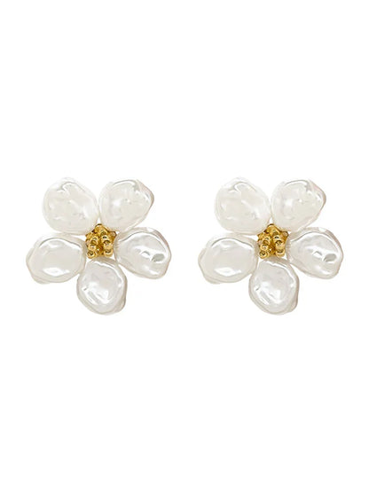 Weiße Blumenohrringe aus Perlen und Gold, eleganter Schmuck, modische Accessoires.